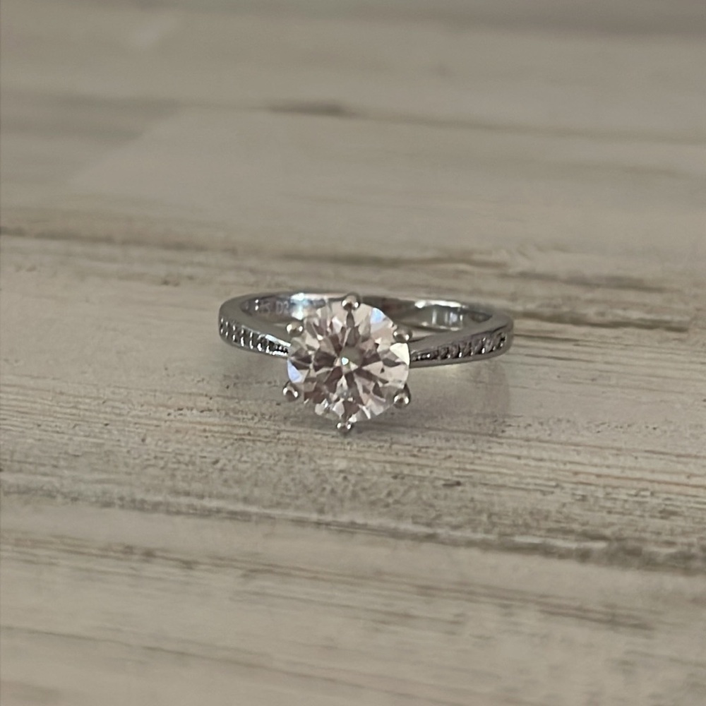 Gorgeous Sterling Silver 2Ct Moissanite Diamond Ring. - Picture 5 of 7